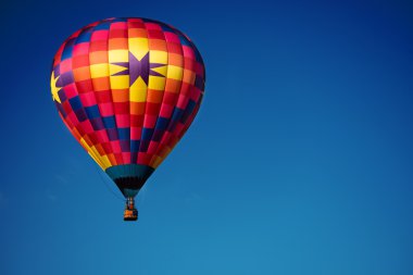 gökyüzü mavi bir arka plan ile parlak renkli sıcak hava balonu