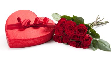 Bir buket gül ve şeker kalp dahil Sevgililer hediyeler