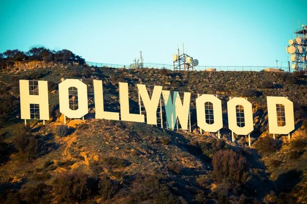 Famoso cartel de Hollywood con el cielo azul en el fondo — Foto de Stock