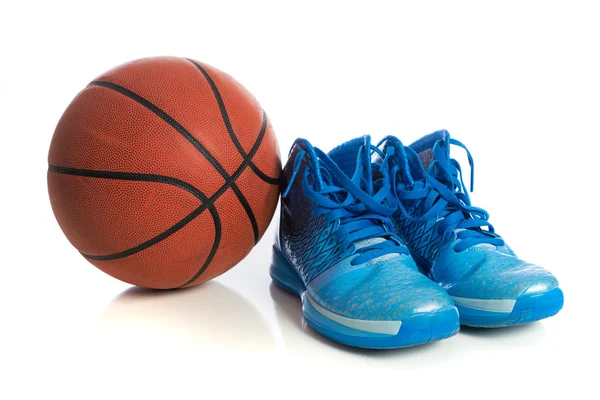 Баскетбол с синими баскетбольными туфлями на белом — стоковое фото