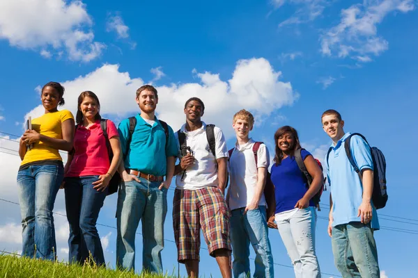 Groupe d'étudiants ou d'amis divers à l'extérieur — Photo