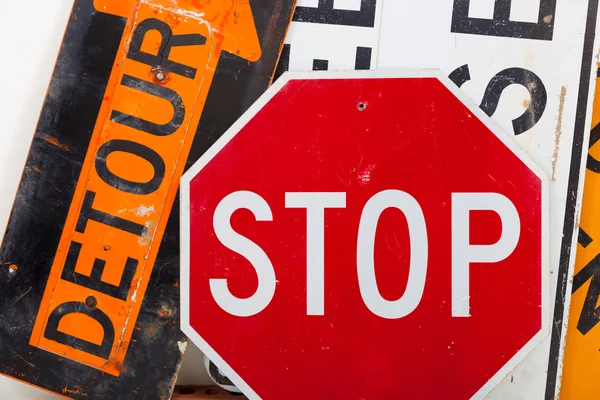 Arka plan olarak trafik uyarı işaretleri — Stok fotoğraf