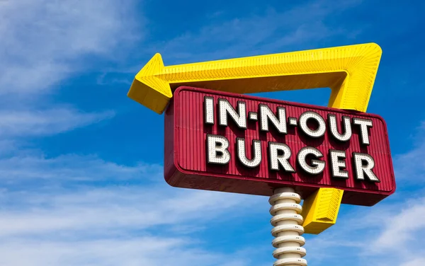 Burger-n з підписати перед Синє небо — стокове фото