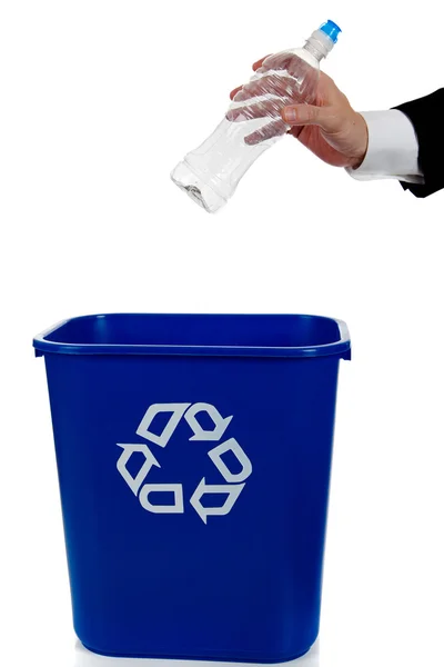Hand legt eine Wasserflasche in einen Recyclingbehälter — Stockfoto