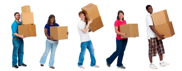 Студенти коледжу або друзі рухаються коробки — стокове фото