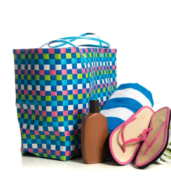 Plážovou tašku s ručník, pantofle a opalovací krém — Stock fotografie