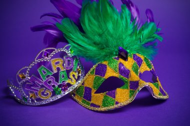 Muhtelif mardi gras veya mor zemin carnivale maskesi