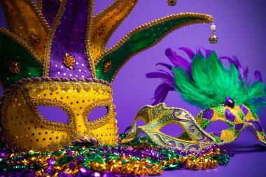 Muhtelif mardi gras veya mor zemin carnivale maskesi