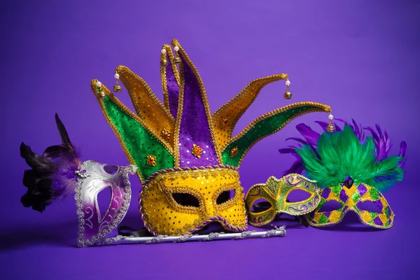 Geassorteerde mardi gras of carnivale masker op een paarse achtergrond — Stockfoto