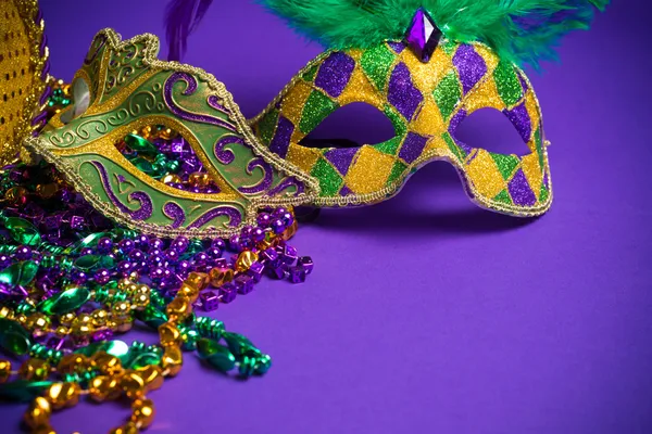 Assorted Mardi Gras ou máscara Carnivale em um fundo roxo — Fotografia de Stock