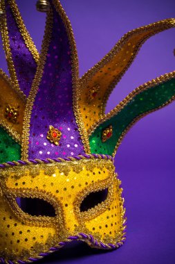 Muhtelif mardi gras veya mor zemin carnivale maskesi