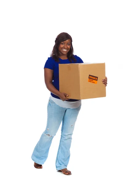 Joven mujer afroamericana llevando una caja móvil — Foto de Stock