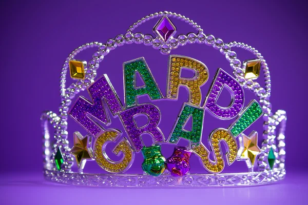 Mardi Gras coroa em um fundo roxo — Fotografia de Stock
