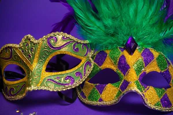 Verschiedene Mardi gras oder Karnevalsmaske auf violettem Hintergrund — Stockfoto