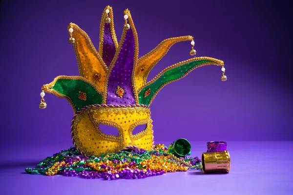 盛り合わせマルディグラやカーニバル マスク紫色の背景 — ストック写真