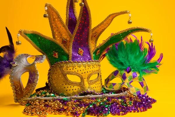 Grupa kolorowy mardi gras, weneckie maski lub kostiumy na y — Zdjęcie stockowe