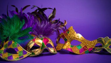 Muhtelif mardi gras veya mor zemin carnivale maskesi
