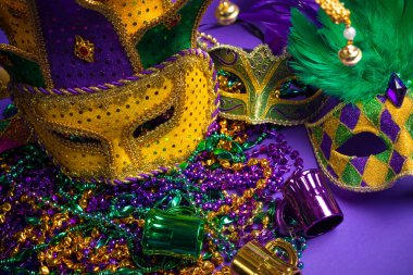 Muhtelif mardi gras veya mor zemin carnivale maskesi