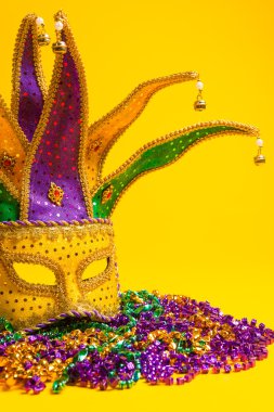 renkli mardi gras, Venedik Maske ya da sarı bir arka plan üzerinde kostüm
