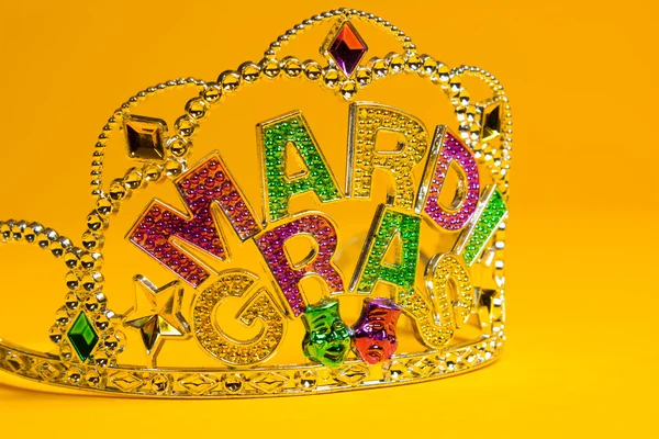 Jeweled Mardi Gras corona su sfondo giallo — Foto Stock