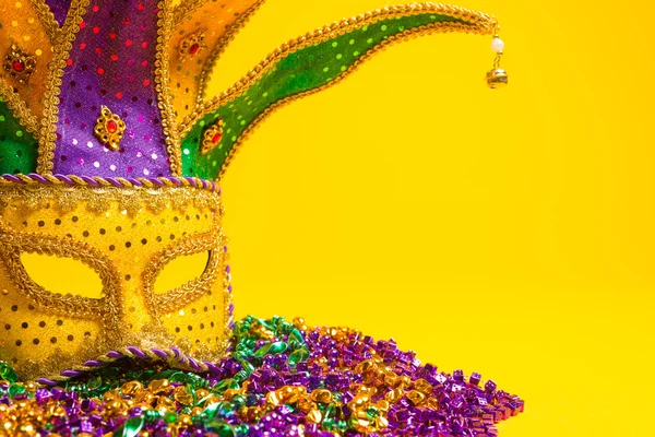 Farbenfrohe Mardi Gras oder venezianische Maske oder Kostüm auf gelbem Hintergrund — Stockfoto