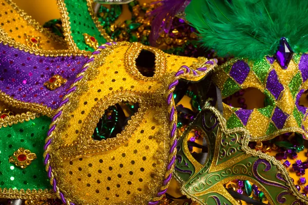 Groupe coloré de Mardi Gras ou masque vénitien ou costumes sur un y — Photo