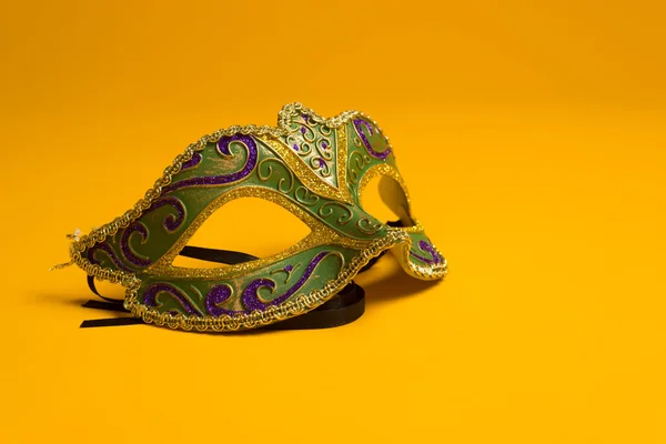 Πράσινο και χρυσό mardi gras, ενετικό μάσκα σε κίτρινο φόντο — Φωτογραφία Αρχείου