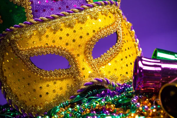 Verschiedene Mardi gras oder Karnevalsmaske auf violettem Hintergrund — Stockfoto