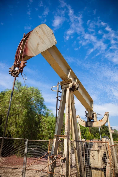 青空の背景を持つ馬頭 pumpjack — ストック写真