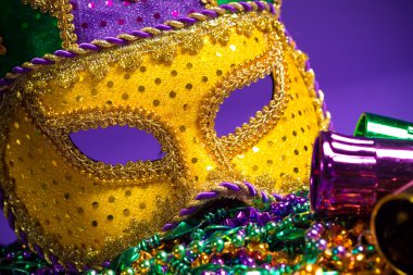 Muhtelif mardi gras veya mor zemin carnivale maskesi