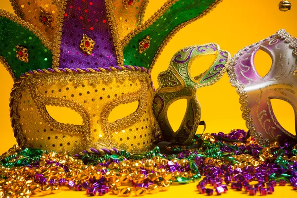 Färgglada grupp av mardi gras eller venetiansk mask eller kostymer på en y — Stockfoto