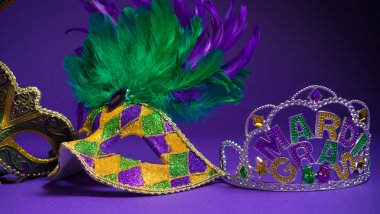 Muhtelif mardi gras veya mor zemin carnivale maskesi