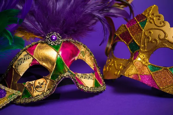 Geassorteerde mardi gras of carnivale masker op een paarse achtergrond — Stockfoto