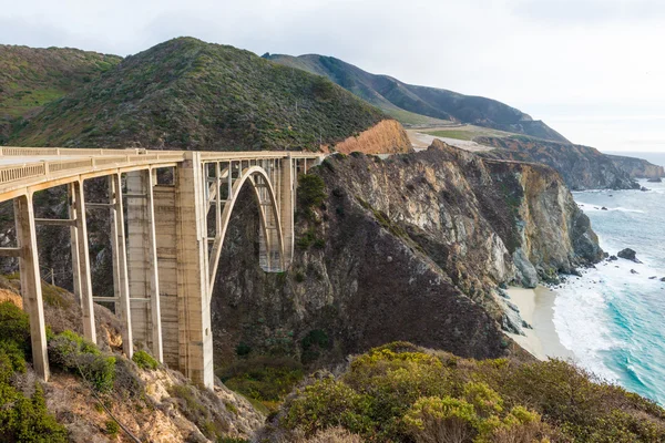 Historické bixby bridge. tichomořské pobřeží Kalifornie highway — Stock fotografie