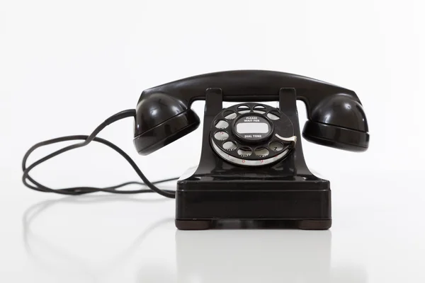 Negro, teléfono giratorio vintage en blanco —  Fotos de Stock