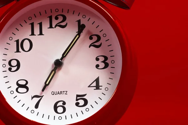 赤い背景の上の赤いビンテージの目覚まし時計 — ストック写真