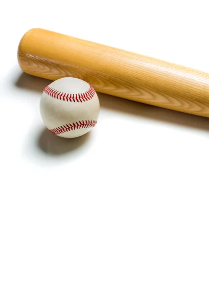 Pallone e mazza da baseball in legno su bianco — Foto Stock