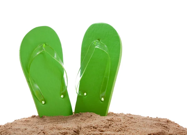 Flipflops in Sand auf Weiß mit Kopierraum — Stockfoto