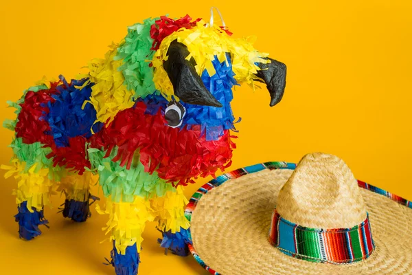 Pinata messicana e sombrero su giallo — Foto Stock