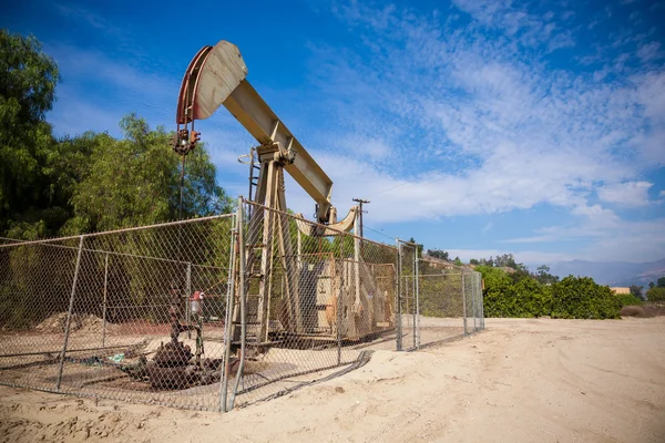 Horsehead pumpjack med blå himmel bakgrund — Stockfoto