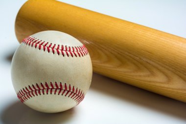 tahta beysbol sopası ve beyaz topa