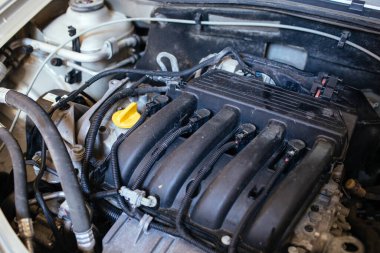 Renault Logan 'ın araba motoru araba atölyesinde bakımdan geçiyor.