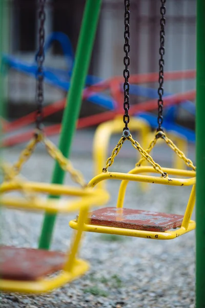 Los Niños Columpio Hecho Metal Amarillo Cadena Patio Casa Patio — Foto de Stock