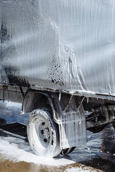 Fragment Transportu Samochodów Ciężarowych Białej Piance Myjni Samochodowej Czyszczenie Samochodów — Zdjęcie stockowe