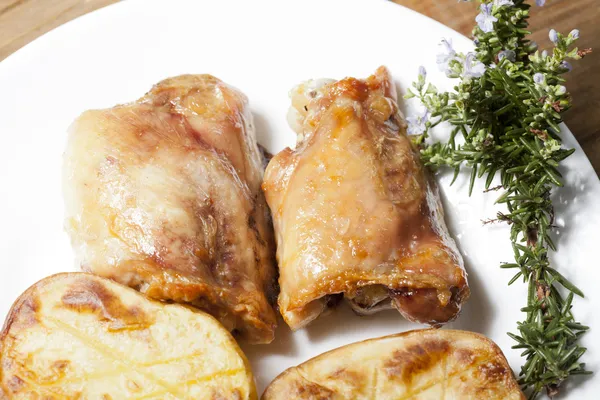 Huhn mit Kartoffeln — Stockfoto