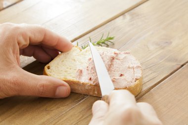 kaz ciğeri ile ekmek