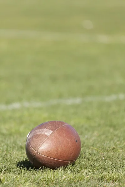 Bola de rugby na grama verde — Fotografia de Stock