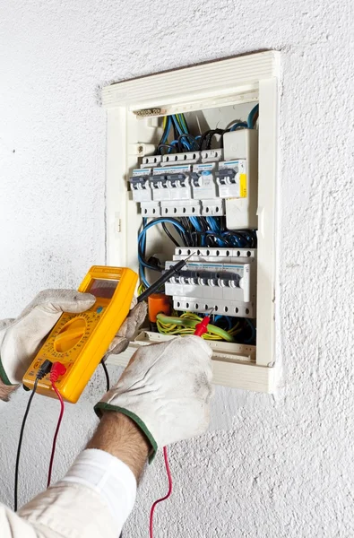 Elektriker arbeitet — Stockfoto