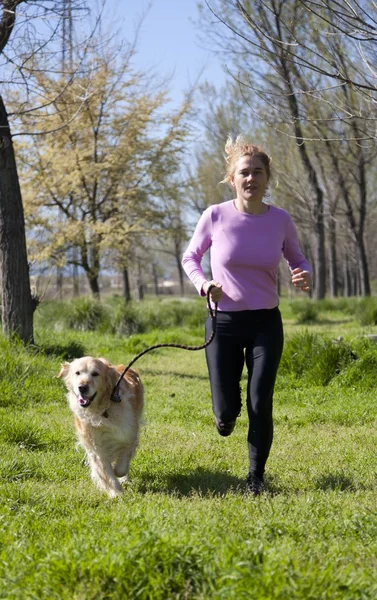 Flicka kör med din hund — Stockfoto