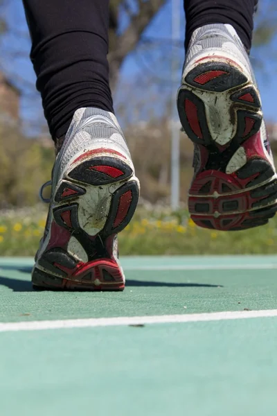 Atleta correndo em uma pista — Fotografia de Stock